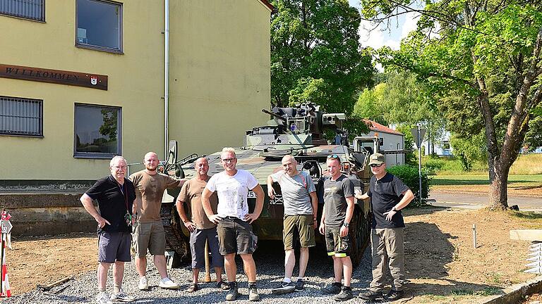 Der Schützenpanzer „Marder 1 A3“ hat seinen neuen Standort direkt beim Doku-Zentrum eingenommen. Darüber freuen sich die Männer, die die Ortsverlagerung ausgeführt haben. Links außen Gerd Höhn, der Vorsitzendes des KfG (Kameradschafts- und Freundeskreis der Garnison Mellrichstadt). Dieser Verein ist der Träger des Doku-Zentrums. Der Schützenpanzer „Marder 1 A3“ hat seinen neuen Standort direkt beim Doku-Zentrum eingenommen. Darüber freuen sich die Männer, die die Ortsverlagerung ausgeführt haben. Links außen Gerd Höhn, der Vorsitzendes des KfG (Kameradschafts- und Freundeskreis der Garnison Mellrichstadt). Dieser Verein ist der Träger des Doku-Zentrums.