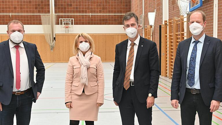 Die neue formierte Spitze des Zweckverbands Abfallwirtschaft Raum Würzburg mit (v.l.) den stellvertretenden Vorsitzenden, Landrat Thomas Ebert und Landrätin Tamara Bischof, dem neuen Vorsitzenden, Oberbürgermeister Christian Schuchardt, und Geschäftsleiter Alexander Kutscher. Die neue formierte Spitze des Zweckverbands Abfallwirtschaft Raum Würzburg mit (v.l.) den stellvertretenden Vorsitzenden, Landrat Thomas Ebert und Landrätin Tamara Bischof, dem neuen Vorsitzenden, Oberbürgermeister Christian Schuchardt, und Geschäftsleiter Alexander Kutscher. 