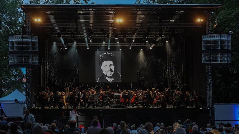 Vor dem Start der Bayreuther Festspiele - Open-Air im Park       -  Mit einer berührenden Geste erinnerten die Festspiele an Stephen Gould.