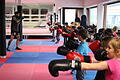 Inhaber Sven Amend leitete das Aufwärmtraining für den Kurs Selbstverteidigung für die Kinder der Grundschule Heigenbrücken im Fitness- und Boxcamp an der Jahnstraße in Lohr. Trainer Sebastian Wendel zeigte den Kindern der Grundschule Heigenbrücken, wie man boxt und sich eine Deckung gegen Schläge verschafft.