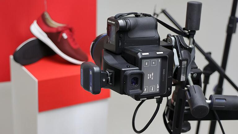 Braucht man, um ein Paar Schuhe zu fotografieren, eine Kamera im Gegenwert einer gut ausgestatteten Mittelklasselimousine? Produktfotograf Wolfgang Rottmann setzt jedenfalls auf seine Mittelformatkamera Phase One mit 100 Megapixeln. Braucht man, um ein Paar Schuhe zu fotografieren, eine Kamera im Gegenwert einer gut ausgestatteten Mittelklasselimousine? Produktfotograf Wolfgang Rottmann setzt jedenfalls auf seine Mittelformatkamera Phase One mit 100 Megapixeln. 