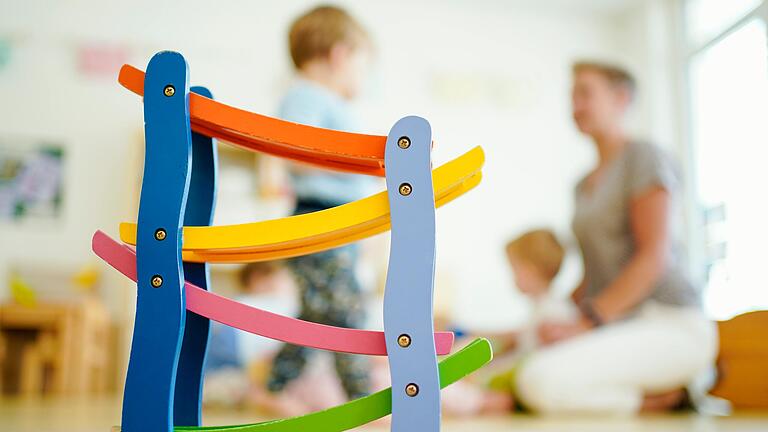 Alle bayerischen Kita-Kinder, die älter als ein Jahr sind, müssen ab Montag, 10. Januar, drei Mal pro Woche auf Corona getestet werden. Alle bayerischen Kita-Kinder, die älter als ein Jahr sind, müssen ab Montag, 10. Januar, drei Mal pro Woche auf Corona getestet werden. 