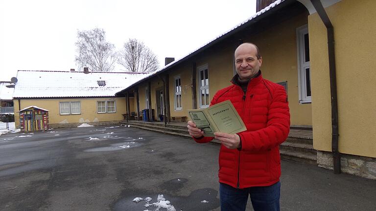 Das Gelchsheimer Schulhaus wurde am 25.Januar 1953 eingeweiht.
In der damaligen Festschrift, in der Bürgermeister Roland Nöth blättert, ist
die Freude über das 'Musterschulhaus' nachzulesen. Das Gelchsheimer Schulhaus wurde am 25.Januar 1953 eingeweiht.
In der damaligen Festschrift, in der Bürgermeister Roland Nöth blättert, ist
die Freude über das 'Musterschulhaus' nachzulesen.