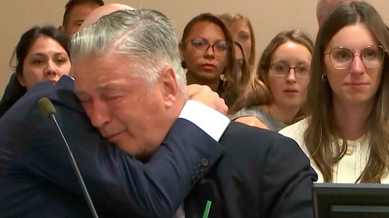 Schauspieler Alec Baldwin       -  Alec Baldwin weint im Gerichtssaal Tränen der Erleichterung. (Archivbild)