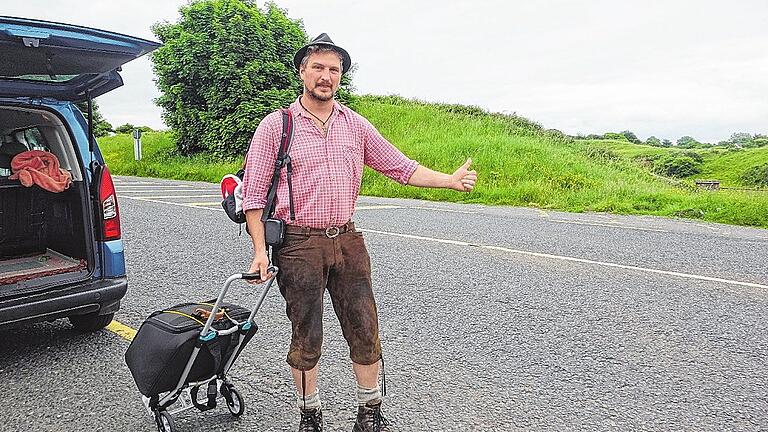 Lederhose, kariertes Hemd und ein Trolley für das Akkordeon: Frank Schmitt war in Irland mit kleinem Gepäck,aber großem Sendungsbewusstsein unterwegs. Lederhose, kariertes Hemd und ein Trolley für das Akkordeon: Frank Schmitt war in Irland mit kleinem Gepäck,aber großem Sendungsbewusstsein unterwegs.