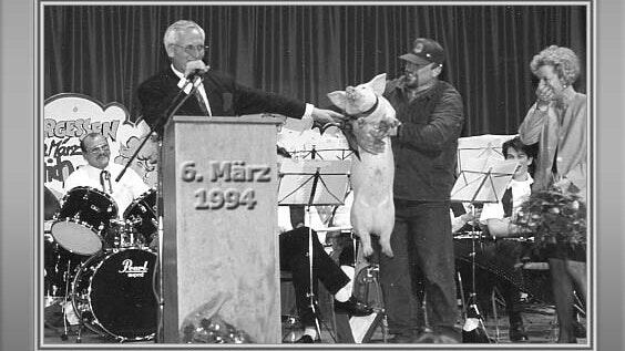 Viel Glück symbolisierte das Schwein bei der ersten Wahl von Peter Stichler zum Höchberger Bürgermeister 1994 Viel Glück symbolisierte das Schwein bei der ersten Wahl von Peter Stichler zum Höchberger Bürgermeister 1994