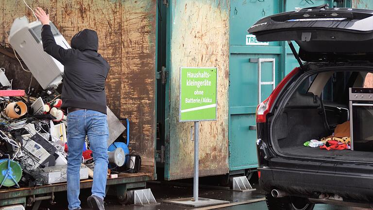 Der Container mit den Haushaltskleingeräten ist alle zwei bis drei Tage voll.