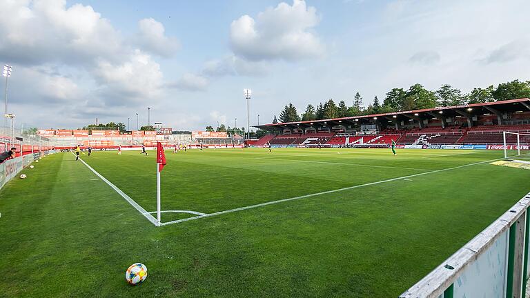 Auf dem Rasen der Flyeralarm Arena in Würzburg könnte im Sommer 2024 ein EM-Teilnehmer seine Trainingseinheiten abhalten. Auf dem Rasen der Flyeralarm Arena in Würzburg könnte im Sommer 2024 ein EM-Teilnehmer seine Trainingseinheiten abhalten.