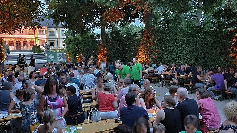 Vor allem abends ist die Atmosphäre beim Weinfest im Veitshöchheimer Rokokogarten mit zahlreichen Illuminationen besonders stimmungsvoll. Vor allem abends ist die Atmosphäre beim Weinfest im Veitshöchheimer Rokokogarten mit zahlreichen Illuminationen besonders stimmungsvoll.