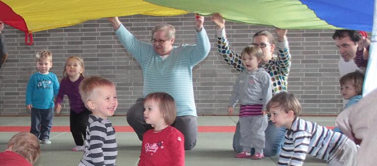 Bewegend: Kinder um ihre Großeltern haben gemeinsam Spaß. Bewegend: Kinder um ihre Großeltern haben gemeinsam Spaß. 