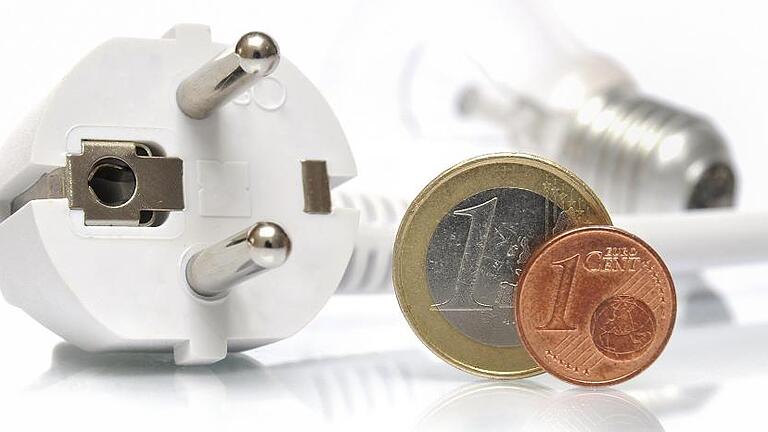 452253217       -  Entspannung: 14 Jahre mussten Deutschlands Stromkunden stark steigende Preise wegstecken, 2015 sinken sie leicht.