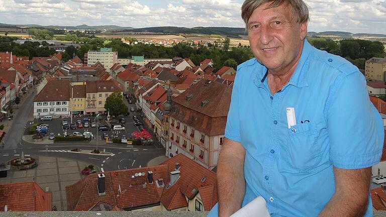 „Hier habe ich mein Königshofen im Blick.“ Hanns Friedrich an seinem Lieblingsplatz hoch oben auf dem Turm der Stadtpfarrkirche von Bad Königshofen. „Hier habe ich mein Königshofen im Blick.“ Hanns Friedrich an seinem Lieblingsplatz hoch oben auf dem Turm der Stadtpfarrkirche von Bad Königshofen.
