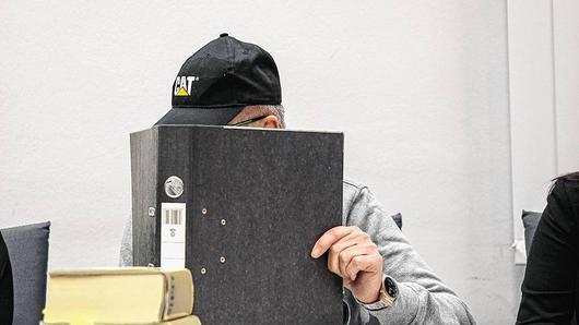 Prozess wegen Mordes an Elfjähriger in Silversternacht 2015/2016       -  Zu Beginn des dritten Verhandlungstags im Janina-Prozess drehten sich am Donnerstag vor dem Landgericht in Bamberg die Aussagen der geladenen Zeugen um die Person des angeklagten 54-Jährigen. Zu Wort kamen Kollegen und Vorgesetzte von ihm. Der Angeklagte soll in der Neujahrsnacht 2016 in Unterschleichach das Mädchen Janina durch einen Schuss getötet haben.