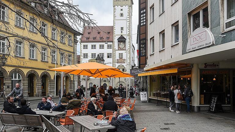 Die Erhöhung der Sondernutzungsgebühren für die Außengastronomie – im Bild die Augustinerstraße – schlägt Wellen. Die Erhöhung der Sondernutzungsgebühren für die Außengastronomie – im Bild die Augustinerstraße – schlägt Wellen.