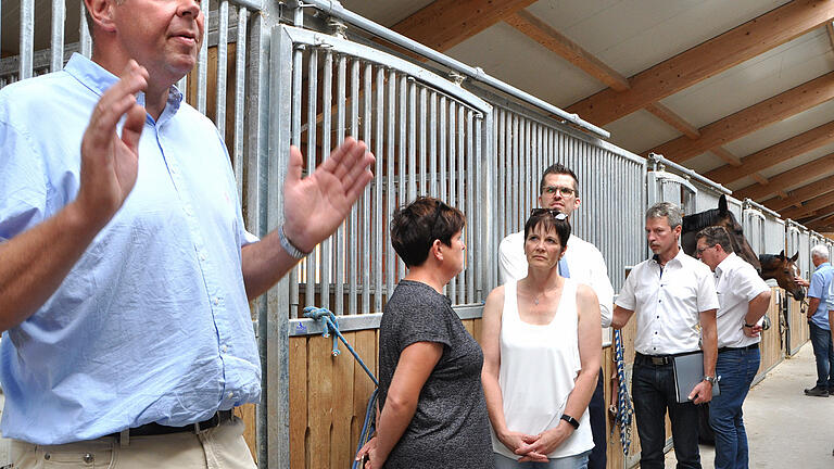 Burkhard Steinbach (links) zeigt der Delegation die neuen Ställe für die Pensionspferde. Foto: Wilma Wolf Burkhard Steinbach (links) zeigt der Delegation die neuen Ställe für die Pensionspferde. Foto: Wilma Wolf