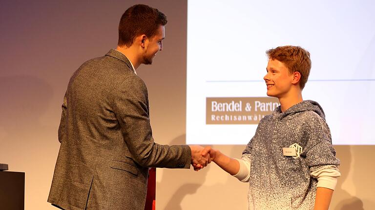 Hendrik Hansen von Fußball-Drittligist FC Würzburger Kickers übergibt den Jugendpreis der 'Fair ist mehr'-Aktion an Max Heininger vom JFG Kreis Würzburg-Nord. Hendrik Hansen von Fußball-Drittligist FC Würzburger Kickers übergibt den Jugendpreis der 'Fair ist mehr'-Aktion an Max Heininger vom JFG Kreis Würzburg-Nord.