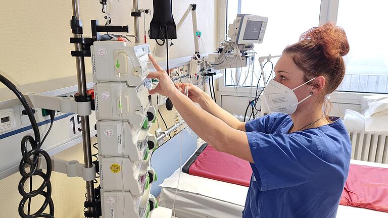 Kathrin U. kontrolliert ein Intensivbett, auf dem gleich eine neue Corona-Patientin liegen wird. Wenn sich nichts ändert, darf sie ab 15. März 2022 nicht mehr arbeiten. Kathrin U. kontrolliert ein Intensivbett, auf dem gleich eine neue Corona-Patientin liegen wird. Wenn sich nichts ändert, darf sie ab 15. März 2022 nicht mehr arbeiten.