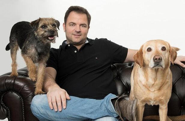 Hundeexperte Martin Rütter zeigt in seiner Fernsehsendung 'Die Unvermittelbaren', wie auch schwierige Tiere ein neues Zuhause finden können. Hundeexperte Martin Rütter zeigt in seiner Fernsehsendung 'Die Unvermittelbaren', wie auch schwierige Tiere ein neues Zuhause finden können.