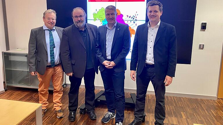 Von links: Uwe Tutschku (bisheriger Vorsitzender Schule des Netzwerkes Schule-Wirtschaft), Dr. Harald Ebert (Schulleiter Don-Bosco-Berufsschule und neuer Vorsitzender Schule), Andreas Eck (Leiter Ausbildung Kinkele GmbH & Co. KG, neuer Vorsitzender Wirtschaft) und Stefan Hebig (Abteilungsleiter Kommunikation Sparkasse Mainfranken Würzburg, Geschäftsführung im Schule-Wirtschaft-Netzwerk) Von links: Uwe Tutschku (bisheriger Vorsitzender Schule des Netzwerkes Schule-Wirtschaft), Dr. Harald Ebert (Schulleiter Don-Bosco-Berufsschule und neuer Vorsitzender Schule), Andreas Eck (Leiter Ausbildung Kinkele GmbH & Co. KG, neuer Vorsitzender Wirtschaft) und Stefan Hebig (Abteilungsleiter Kommunikation Sparkasse Mainfranken Würzburg, Geschäftsführung im Schule-Wirtschaft-Netzwerk)