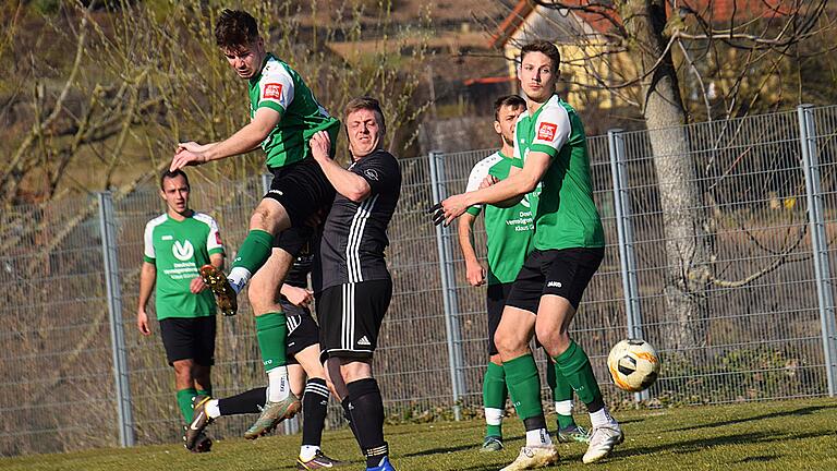 Testspiele im Fußballkreis Rhön - Klare Sache: Mit 3:0 gewann die SG Frankenbrunn (grüne Trikots) ihr Testspiel beim SV Ramsthal. Testspiele im Fußballkreis Rhön - Klare Sache: Mit 3:0 gewann die SG Frankenbrunn (grüne Trikots) ihr Testspiel beim SV Ramsthal.