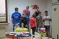 Wo vorher oft die Landkarte hing, ist einmal - wenn das Projekt beendet ist - eine selbst gemalte Weltkarte zu sehen. Getüncht und gemalt von der Praxisklasse 8/9 der Grabfeld-Mittelschule Bad Königshofen unter Anleitung von Gerd und Philipp Bauer aus Trappstadt.