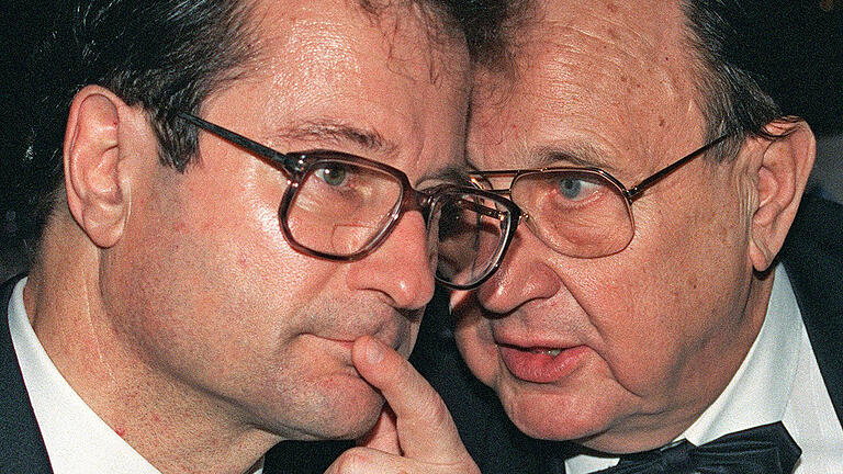 Der damalige Bundesaußenminister Klaus Kinkel (links) und sein Amtsvorgänger Hans-Dietrich Genscher 1994 auf dem Presseball im Berliner Congress Centrum Der damalige Bundesaußenminister Klaus Kinkel (links) und sein Amtsvorgänger Hans-Dietrich Genscher 1994 auf dem Presseball im Berliner Congress Centrum