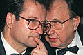 Der damalige Bundesaußenminister Klaus Kinkel (links) und sein Amtsvorgänger Hans-Dietrich Genscher 1994 auf dem Presseball im Berliner Congress Centrum