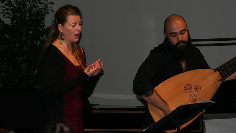 Johanna Bookmeyer, deren Mutter bereits an der Musikfachschule von Brigitte Schmidt unterrichtet wurde, begeisterte mit ihrem Partner Fernando Olivas das Publikum beim gemeinsamen Konzert des Lions-Clubs und der Berufsfachschule Johanna Bookmeyer, deren Mutter bereits an der Musikfachschule von Brigitte Schmidt unterrichtet wurde, begeisterte mit ihrem Partner Fernando Olivas das Publikum beim gemeinsamen Konzert des Lions-Clubs und der Berufsfachschule