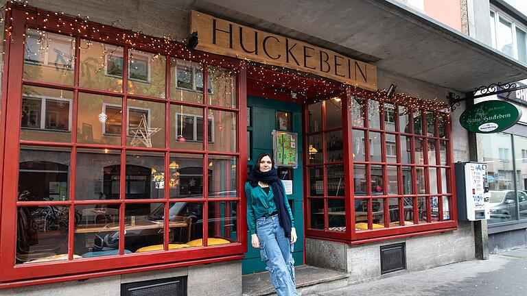 Die neue Besitzerin Michelle Zientek vor ihrer Kneipe 'Hanna Huckebein'. Die neue Besitzerin Michelle Zientek vor ihrer Kneipe 'Hanna Huckebein'.