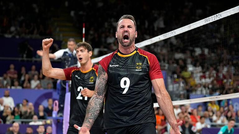 Paris 2024 - Volleyball       -  Deutschlands Volleyballer feiern einen wichtigen Sieg zum Olympia-Auftakt.