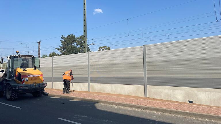 Ein Großteil der einzelnen Elemente der Lärmschutzwand an der Ringstraße in Karlstadt steht bereits. Derzeit wird der neue Bürgersteig gemacht. Ein Großteil der einzelnen Elemente der Lärmschutzwand an der Ringstraße in Karlstadt steht bereits. Derzeit wird der neue Bürgersteig gemacht.
