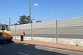 Ein Großteil der einzelnen Elemente der Lärmschutzwand an der Ringstraße in Karlstadt steht bereits. Derzeit wird der neue Bürgersteig gemacht.