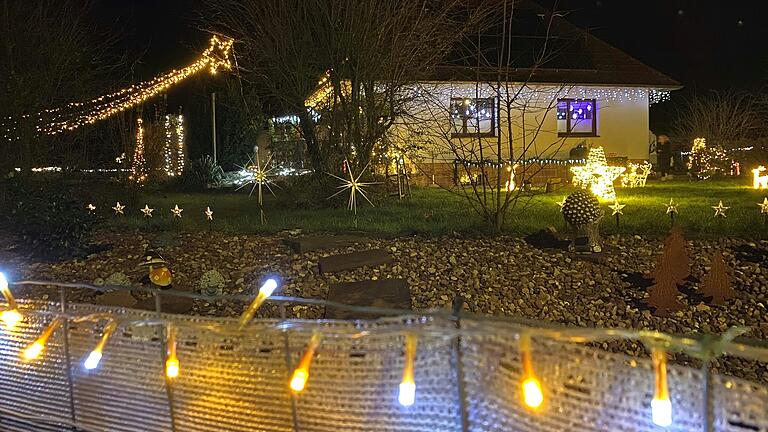 Eine 150 Meter lange Lichterkette umspannt das gesamte Grundstück der Santangelos. Die Photovoltaikanlage auf dem Dach sorgt zumindest tagsüber für günstigen Strom. Eine 150 Meter lange Lichterkette umspannt das gesamte Grundstück der Santangelos. Die Photovoltaikanlage auf dem Dach sorgt zumindest tagsüber für günstigen Strom.