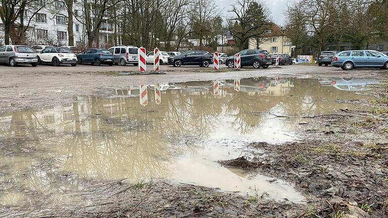Bei anhaltend nassem Wetter stehen große Teile der Parkfläche in der Mainberger Straße in Schweinfurt unter Wasser, sind damit praktisch unbenutzbar. Bei anhaltend nassem Wetter stehen große Teile der Parkfläche in der Mainberger Straße in Schweinfurt unter Wasser, sind damit praktisch unbenutzbar.