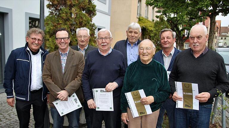 Die Verkehrswacht Gerolzhofen mit ihrem Vorsitzenden Lothar Kleinhenz hat treue Mitglieder geehrt. Von links: Martin Rügamer, Arthur Rudolph, Günter Reuß, Norbert Götz (für Gemeinde Dingolshausen), Hans Anger (für Gemeinde Lülsfeld), Werner Kraus (Seniorengemeinschaft Frankenwinheim) und Otto Kunzmann (für Gemeinde Frankenwinheim). Die Verkehrswacht Gerolzhofen mit ihrem Vorsitzenden Lothar Kleinhenz hat treue Mitglieder geehrt. Von links: Martin Rügamer, Arthur Rudolph, Günter Reuß, Norbert Götz (für Gemeinde Dingolshausen), Hans Anger (für Gemeinde Lülsfeld), Werner Kraus (Seniorengemeinschaft Frankenwinheim) und Otto Kunzmann (für Gemeinde Frankenwinheim).
