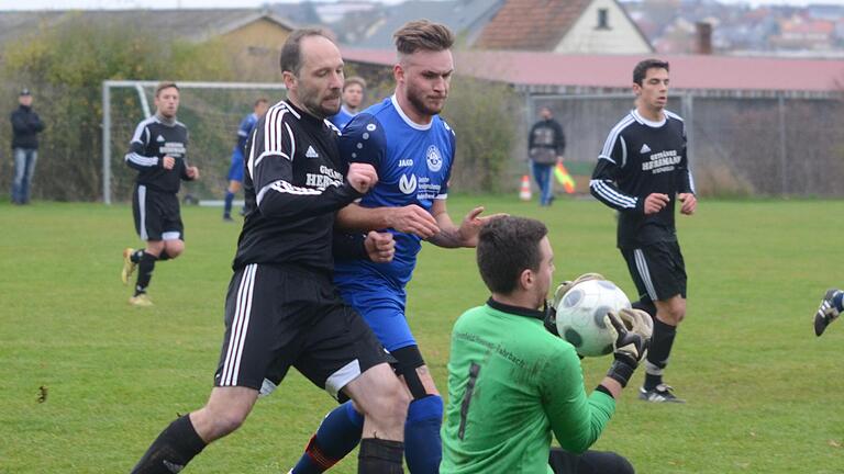 Geklärt: Torwart Simon Burkart (rechts) vom FV Steinfeld/Hausen-Rohrbach schnappt sich den Ball vor dem heranstürmenden Leinacher Marius Konrad, den FV-Spieler Christian Gehrling (links) bedrängt. Geklärt: Torwart Simon Burkart (rechts) vom FV Steinfeld/Hausen-Rohrbach schnappt sich den Ball vor dem heranstürmenden Leinacher Marius Konrad, den FV-Spieler Christian Gehrling (links) bedrängt.