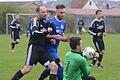 Geklärt: Torwart Simon Burkart (rechts) vom FV Steinfeld/Hausen-Rohrbach schnappt sich den Ball vor dem heranstürmenden Leinacher Marius Konrad, den FV-Spieler&nbsp;Christian Gehrling (links) bedrängt.