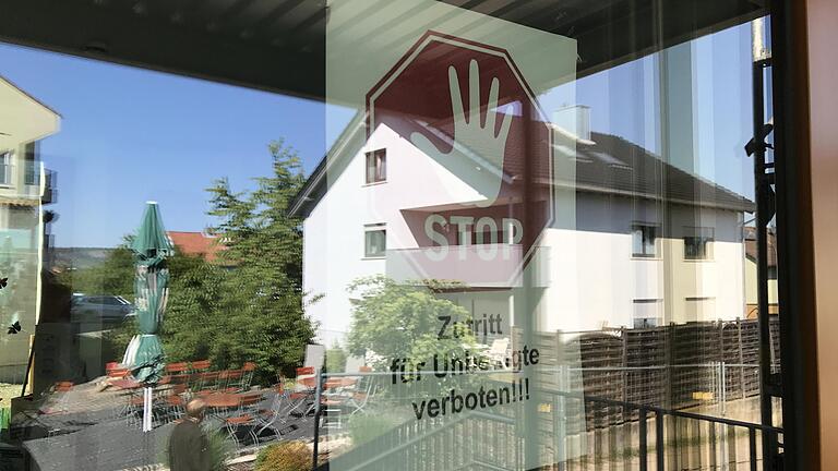 'Zutritt für Unbefugte verboten' heißt es in den Kindergärten, hier an der Eingangstür zur Heiligen Familie in Karlstadt. 'Zutritt für Unbefugte verboten' heißt es in den Kindergärten, hier an der Eingangstür zur Heiligen Familie in Karlstadt.