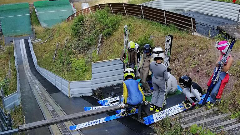 Die Kreuzbergschanzen waren am Wochenende Schauplatz des Bayerischen Schülercups der Skispringerinnen und Skispringer.