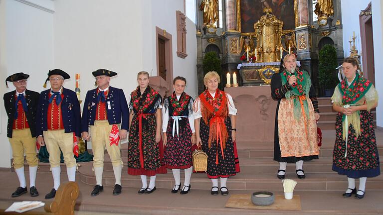 Melanie Cmiel (zweite von rechts) stellt die Werntaler Tracht vor. Melanie Cmiel (zweite von rechts) stellt die Werntaler Tracht vor.