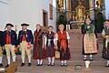 Melanie Cmiel (zweite von rechts) stellt die Werntaler Tracht vor.