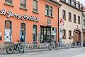 Vor der St. Georgs-Apotheke im Würzburger Stadtteil Heidingsfeld wurden vier Fahrradstellplätze montiert. Es mussten Pkw-Stellplätze weichen.&nbsp;