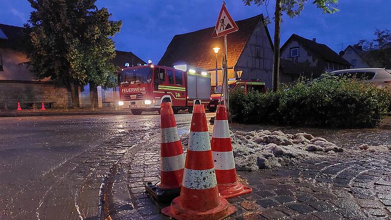 Starkregen und Hagel sorgten im Raum Marktheidenfeld für Überschwemmungen. Besonders von den Wassermassen betroffen waren Tiefenthal, Erlenbach und Birkenfeld. Starkregen und Hagel sorgten im Raum Marktheidenfeld für Überschwemmungen. Besonders von den Wassermassen betroffen waren Tiefenthal, Erlenbach und Birkenfeld.