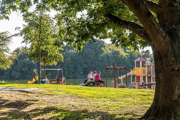Traumhaft eingebettet in ursprüngliche Natur, dazu herrlich klares Wasser: der Schweinfurter Baggersee. Wer möchte kann es sich hier vor oder nach der Tour gut gehen lassen. Bänke, Einkehrmöglichkeit, Spielplatz, Tretboote, Bademöglichkeit, Duschen - alles vorhanden. Traumhaft eingebettet in ursprüngliche Natur, dazu herrlich klares Wasser: der Schweinfurter Baggersee. Wer möchte kann es sich hier vor oder nach der Tour gut gehen lassen. Bänke, Einkehrmöglichkeit, Spielplatz, Tretboote, Bademöglichkeit, Duschen - alles vorhanden.