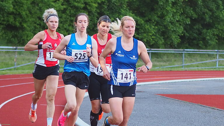 RGC-Cup beim TSV Münnerstadt - Unser Bild vom Hauptlauf der Frauen über 3000 Meter zeigt die spätere Siegerin Ellen Enders, die hier schon knapp vor ihren stärksten Konkurrentinnen liegt. RGC-Cup beim TSV Münnerstadt - Unser Bild vom Hauptlauf der Frauen über 3000 Meter zeigt die spätere Siegerin Ellen Enders, die hier schon knapp vor ihren stärksten Konkurrentinnen liegt.