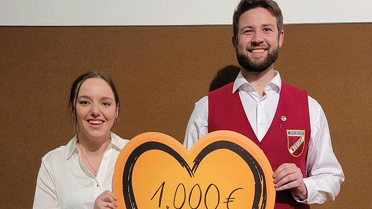 Symbolische Übergabe der Spende: Lisa Kern (Vermögensberaterin der VR-Bank Main-Rhön) und Sebastian Wappes (Musikverein Wegfurt)