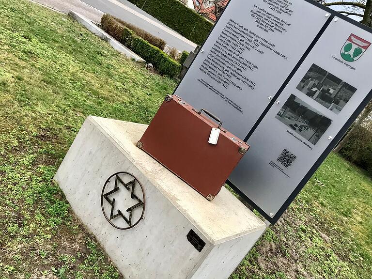 Im Landkreis Haßberge erinnert zum Beispiel bereits in Westheim ein Koffer an die Jüdinnen und Juden, die von den Nazis einst aus dem Ort deportiert wurden. Im Landkreis Haßberge erinnert zum Beispiel bereits in Westheim ein Koffer an die Jüdinnen und Juden, die von den Nazis einst aus dem Ort deportiert wurden.