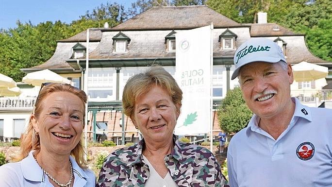 Bei einem Charity-Golfturnier im Juli kamen im Golfclub Bad Kissingen insgesamt 800 Euro an Spenden zusammen. Statt des Geldes wurden nun Gutscheine von Lebensmittel-Discountern übergeben. Unser Bild zeigt (von links) Ladies-Captain Elke Westenber...       -  Bei einem Charity-Golfturnier im Juli kamen im Golfclub Bad Kissingen insgesamt 800 Euro an Spenden zusammen. Statt des Geldes wurden nun Gutscheine von Lebensmittel-Discountern übergeben. Unser Bild zeigt (von links) Ladies-Captain Elke Westenberg, Horst Drieschner, Präsident des Golfclubs (rechts), und die zweite Vorsitzende der Tafel Bad Kissingen e. V., Angela Kahle.