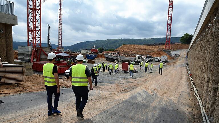 Aktuell verzögern sich die Rohbauarbeiten für das neue Zentralklinikum in Lohr. Das Bild zeigt die Baustelle bei einer Besichtigung im Juli.