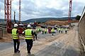 Aktuell verzögern sich die Rohbauarbeiten für das neue Zentralklinikum in Lohr. Das Bild zeigt die Baustelle bei einer Besichtigung im Juli.